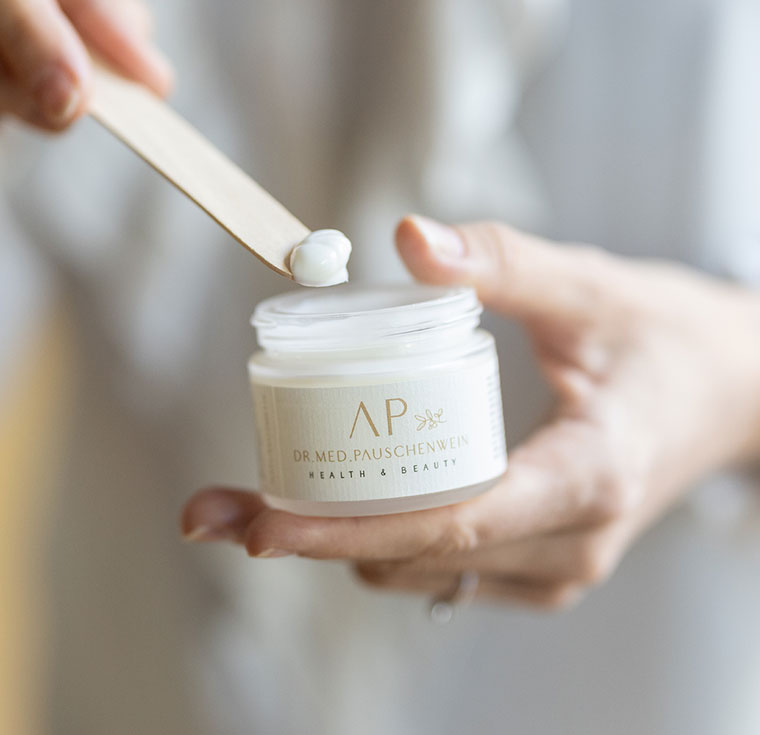 Handgefertigte Naturkosmetik von Pauschenwein – frisch von Hand abgefüllt